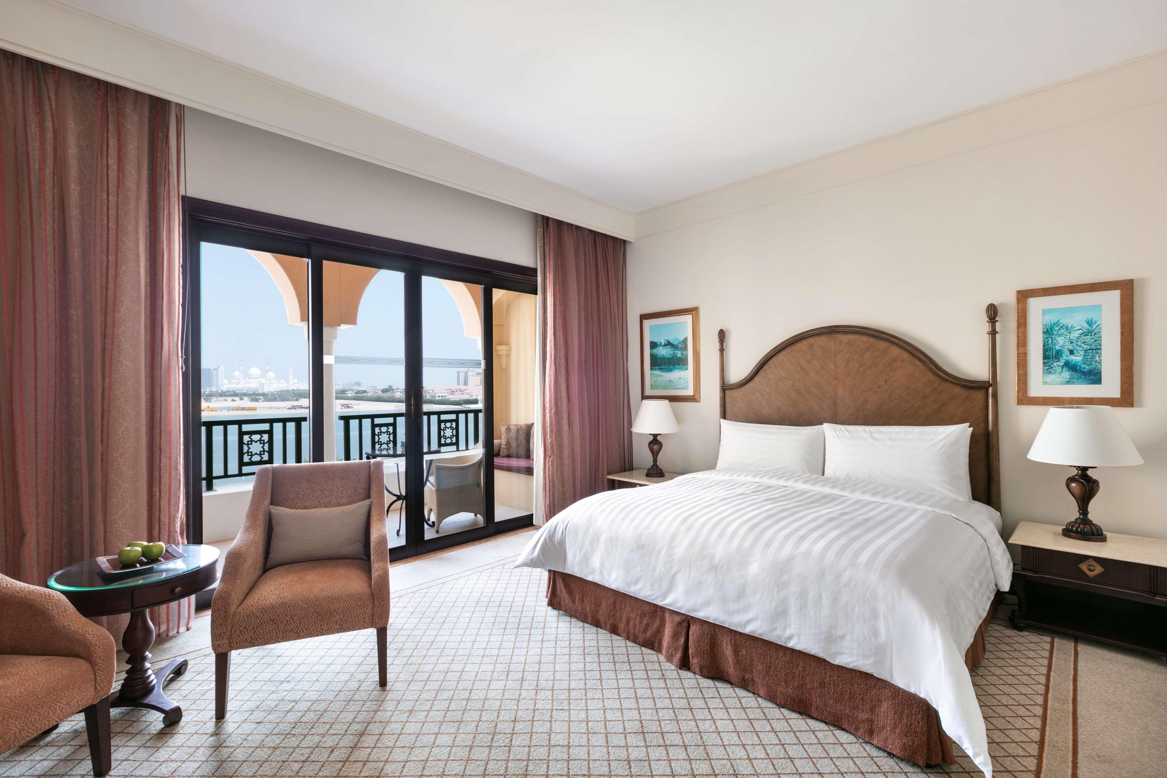 Shangri-La Qaryat Al Beri, Abu Dabi Exterior foto A guest room at the Jumeirah Beach Hotel