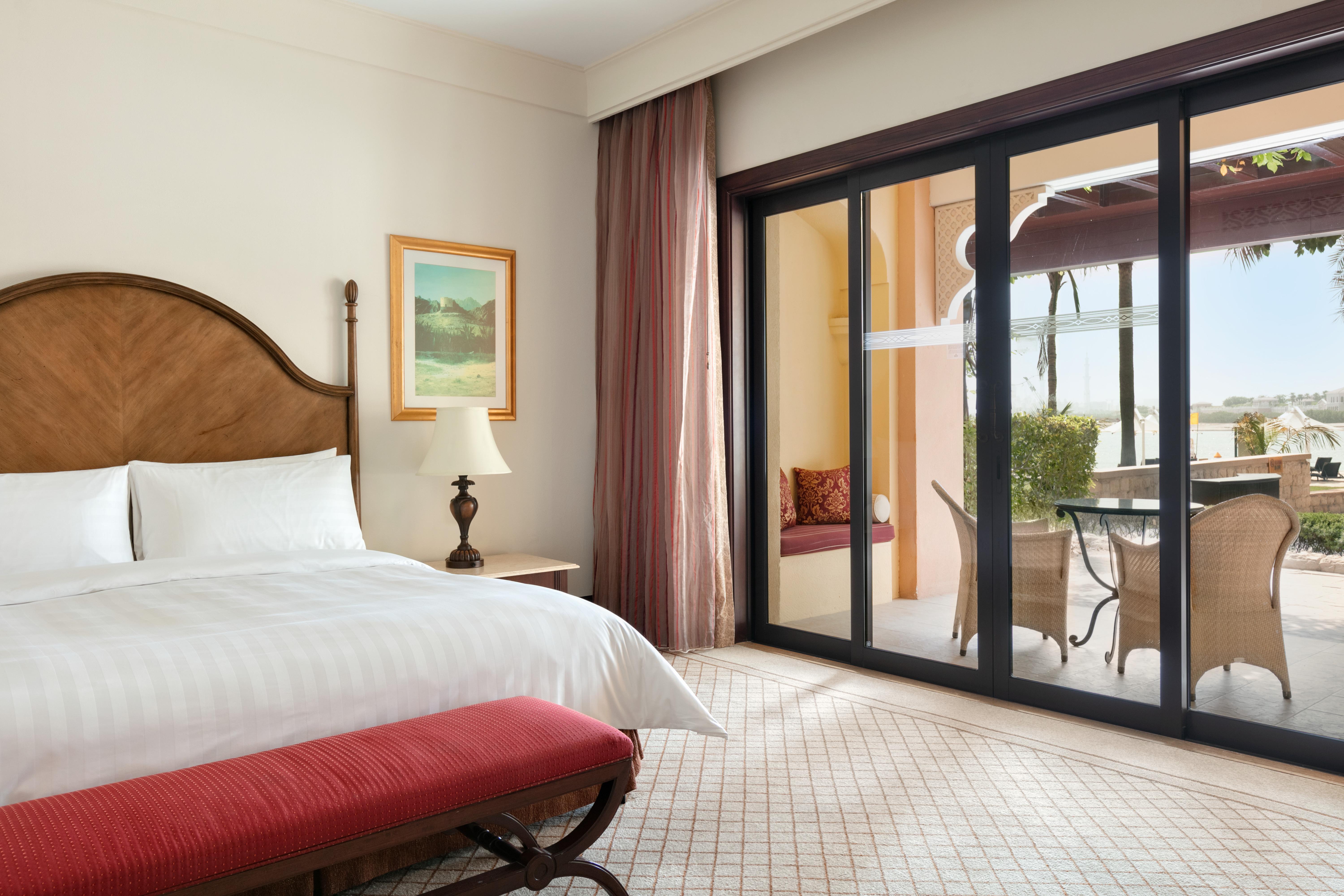 Shangri-La Qaryat Al Beri, Abu Dabi Exterior foto A bedroom at the Waldorf Astoria Ras Al Khaimah