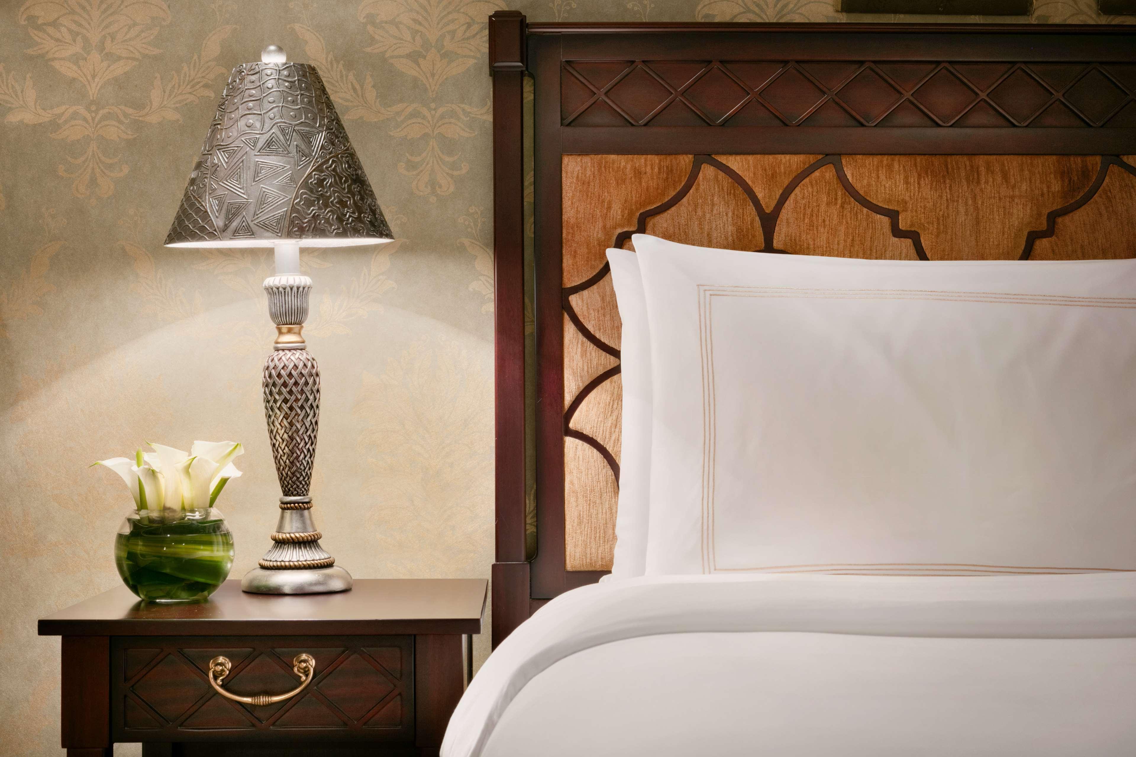 Shangri-La Qaryat Al Beri, Abu Dabi Exterior foto A lamp on a bedside table