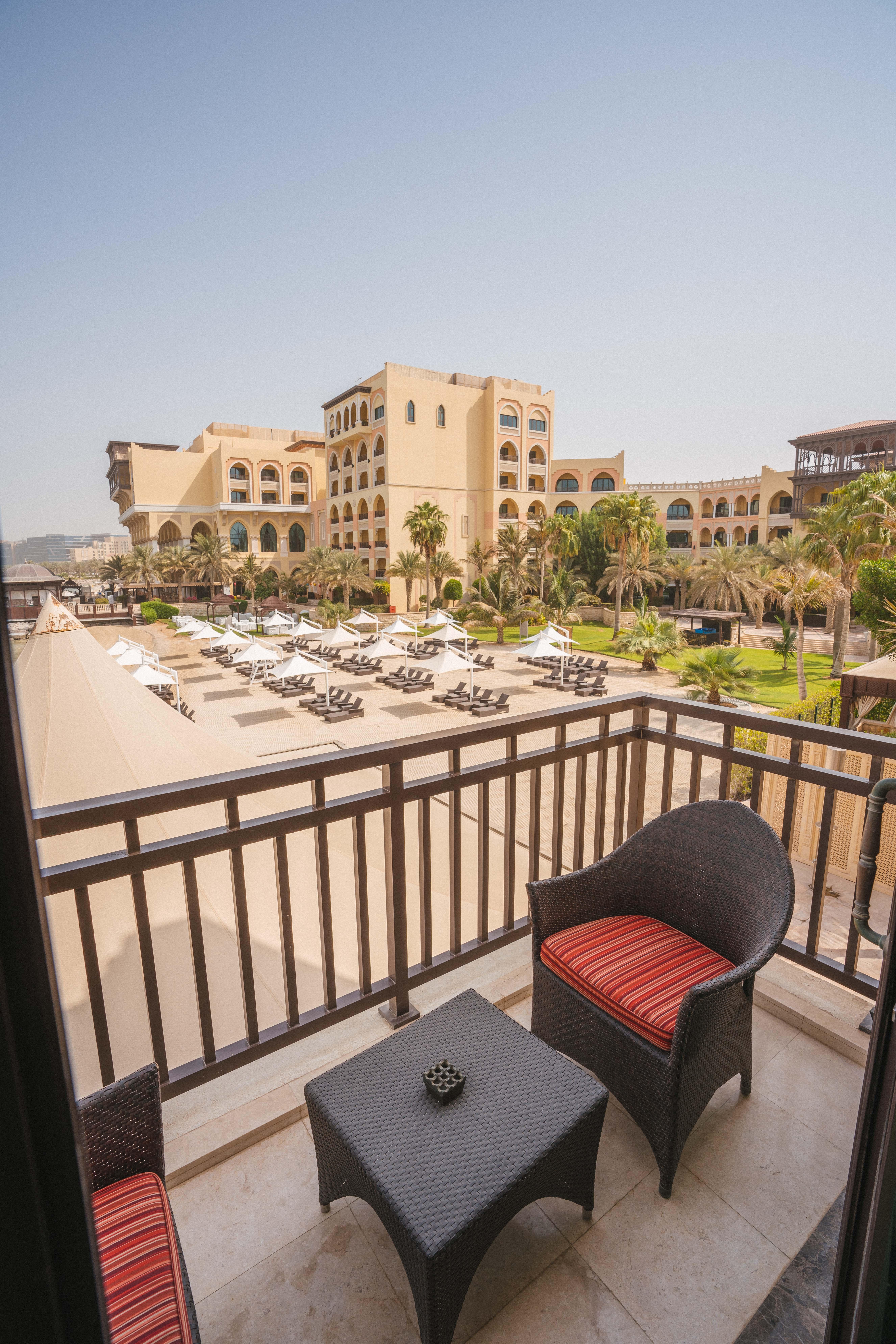 Shangri-La Qaryat Al Beri, Abu Dabi Exterior foto The resort's pool